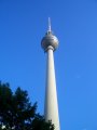 CIMG0783 Fernsehturm

Er ist eins der Wahrzeichen Berlins und das höchste Bauwerk der Stadt: Der 368 Meter hohe Fernsehturm am Alexanderplatz entstand 1965 bis1969 nach einer Gestaltungsidee von Hermann Henselmann. Er beherbergt ein sich drehendes Telecafé, Technikgeschosse der Telekom und eine Aussichtsplattform. Bei guter Witterung kann man bis zu 40 Kilometer weit sehen.  
